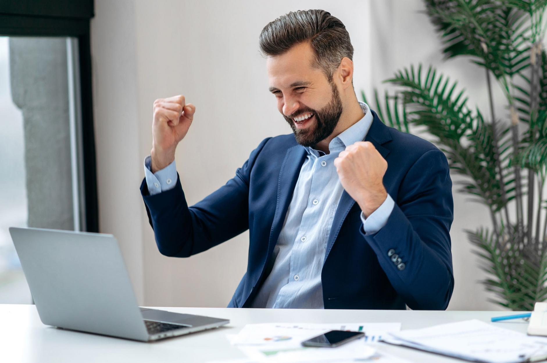 Studente durante una sessione di apprendimento pratico sull'automazione di bilancio
