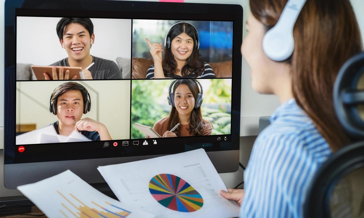 Professionista che lavora con strumenti di budget automation